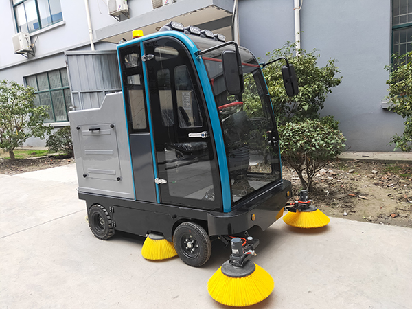 駕駛掃地車(chē)實(shí)拍圖